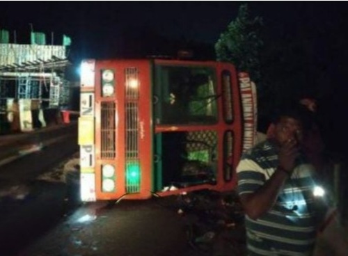 വട്ടപ്പാറയിൽ ചരക്ക് ലോറി മറിഞ്ഞ് അപകടം