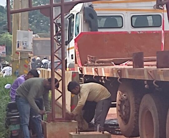 കൂരിയാട് അശാസ്ത്രീയ ബസ്റ്റോപ്പ് പൊളിച്ചു മാറ്റി