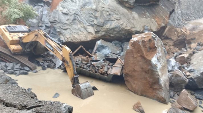 മിനി ഊട്ടിക്കടുത്ത് നടുവക്കാട് അനധികൃതമായി പ്രവർത്തിക്കുന്ന കരിങ്കൽ ക്വാറിയിൽ കൂറ്റൻപാറക്കല്ല് ഇളകി വീണ് വൻ അപകടം