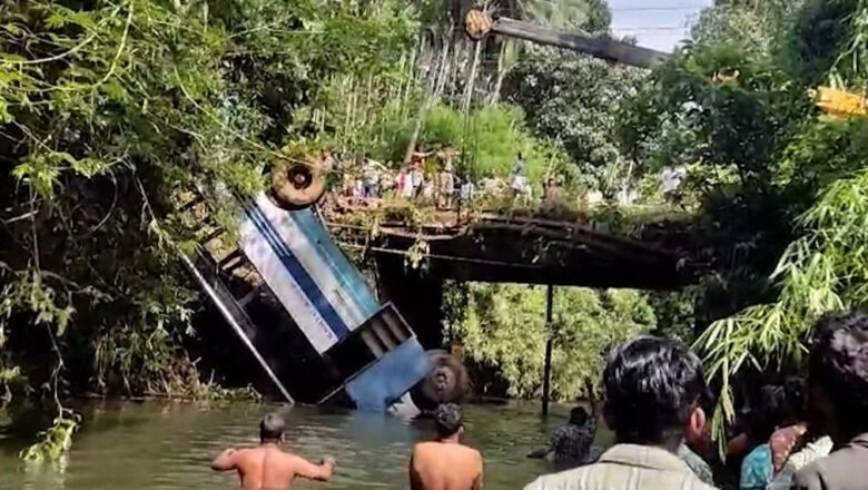 KSRTC ബസ് പുഴയിലേക്ക് മറിഞ്ഞ് നിരവധി പേര്‍ക്ക് പരുക്കേറ്റു.