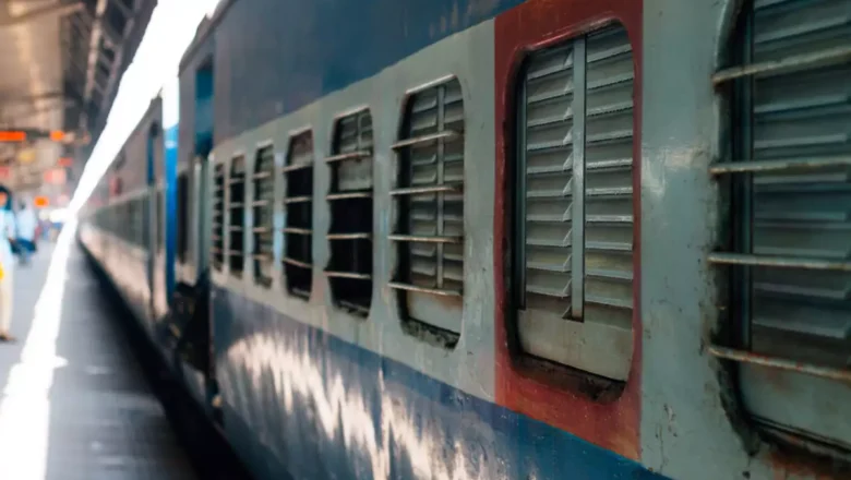 യാത്രക്കാരിയില്‍ നിന്നും അധിക പിഴ ഈടാക്കി; റെയില്‍വേ 10,000 രൂപ നഷ്ടപരിഹാരം നല്‍കണമെന്ന് ഉത്തരവ്