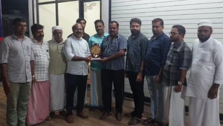 സെക്യൂരിറ്റി ജീവനക്കാരൻ KP മനോജിനെ വി കെ പടി വ്യാപാരി വ്യവസായി ഏകോപന സമിതി ആദരിച്ചു.