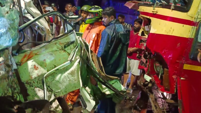 KSRTC ബസിലേക്ക് കാർ ഇടിച്ചു കയറി അഞ്ച് മെഡിക്കൽ വിദ്യാർഥികൾ മരിച്ചു.