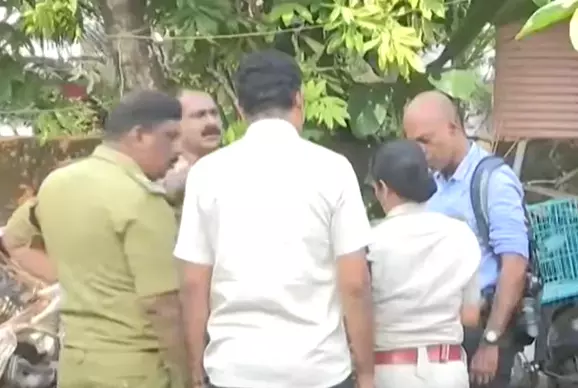 എറണാകുളം വെണ്ണലയിൽ അമ്മയുടെ മൃതദേഹം മകന്‍ ആരുമറിയാതെ കുഴിച്ചിട്ടു