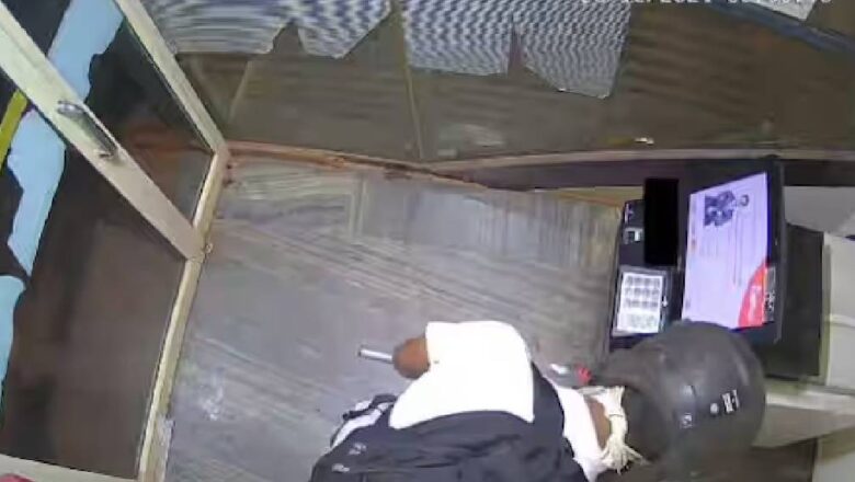 രാത്രിയിൽ പിക്കാസുമായി എടിഎം കുത്തി തുറക്കാനെത്തി; പൊലീസ് കൈയോടെ പൊക്കി.