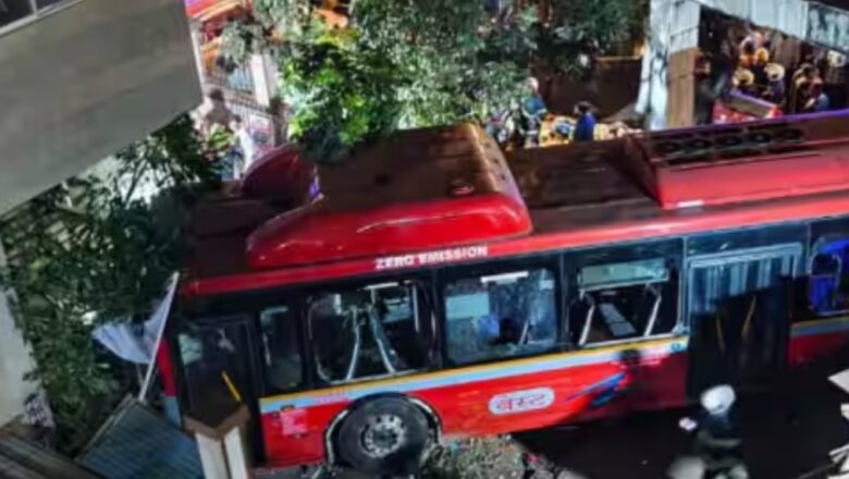 കാൽനടയാത്രക്കാർക്കും വാഹനങ്ങൾക്കുമിടയിലേക്ക് ബസ് ഇടിച്ചുകയറി; 4 പേർക്ക് ദാരുണാന്ത്യം