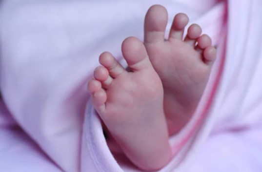 തൊണ്ടയില്‍ കുപ്പിയുടെ അടപ്പ് കുടുങ്ങി എട്ടുമാസം പ്രായമുള്ള കുഞ്ഞ് മരിച്ചു.