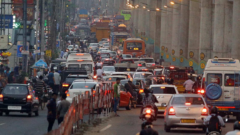 മുളകുപൊടി പാക്കറ്റ് പൊട്ടി റോഡില്‍ വീണു, വലഞ്ഞ് യാത്രക്കാര്‍