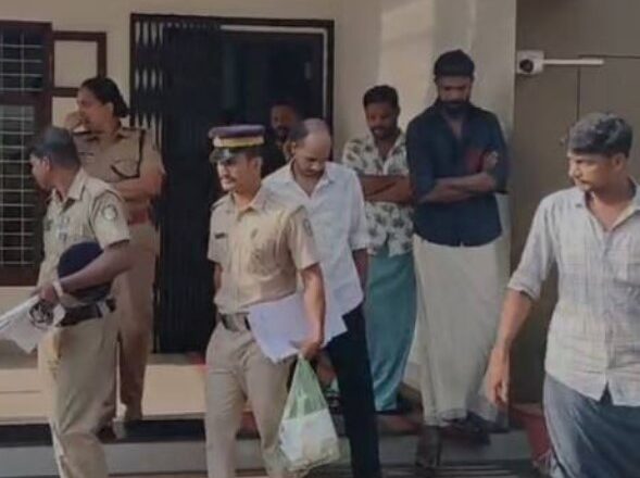 വേങ്ങരയില്‍ വില്‍പ്പനയ്ക്ക് എത്തിച്ച MDMAയും കഞ്ചാവുമായി അഞ്ചുപേര്‍ പൊലീസിന്റെ പിടിയിലായി.