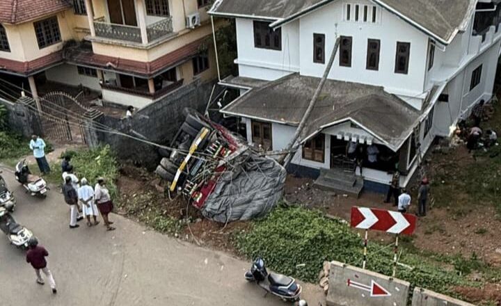 നിയന്ത്രണം വിട്ട ലോറി വീടിൻറെ മതിലിടിച്ചു അപകടം.