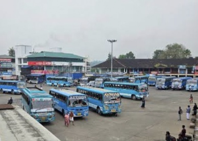 യാത്രക്കാരൻ കയറിപ്പിടിച്ചതായി പരാതി പറഞ്ഞ വിദ്യാർഥിനിയെ സ്വകാര്യ ബസ് ജീവനക്കാർ ഇറക്കിവിട്ടു