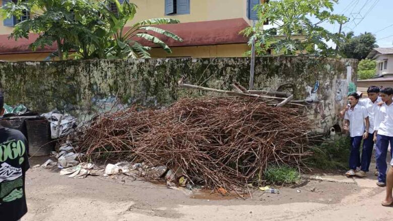 റോഡിൽ നിൽക്കുന്ന കമ്പികൾ അടിയന്തരമായി മാറ്റണം
