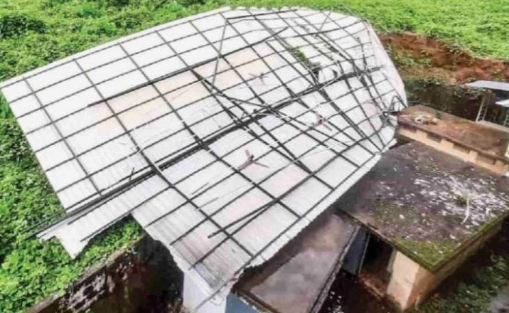 കനത്ത കാറ്റും മഴയും; സ്‌കൂളിന്റെ മേൽക്കൂര തകർന്ന് താഴെ വീണു