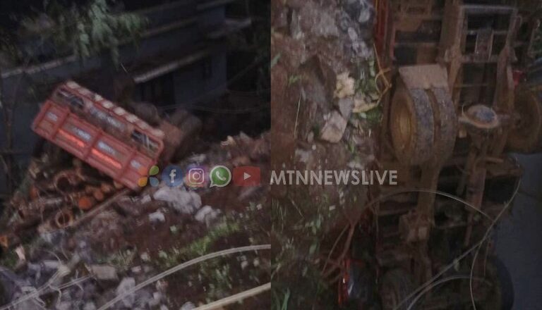 മരത്തടികൾ കയറ്റി വന്ന ലോറി പതിനഞ്ച് അടി താഴ്ച്ചയിൽ വീണു