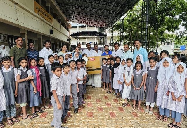ഫിനിക്സ് ക്ലബ് കൊളപ്പുറം ഗവൺമെന്റ് ഹൈസ്കൂളിലേക്ക് സ്മാർട്ട് ടിവി നൽകി