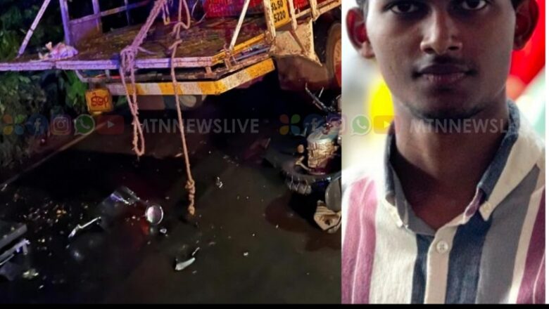 നിർത്തിയിട്ട കോഴി വണ്ടിയുടെ പിന്നിൽ സ്കൂട്ടർ ഇടിച്ച് ഒരാൾ മരിച്ചു.