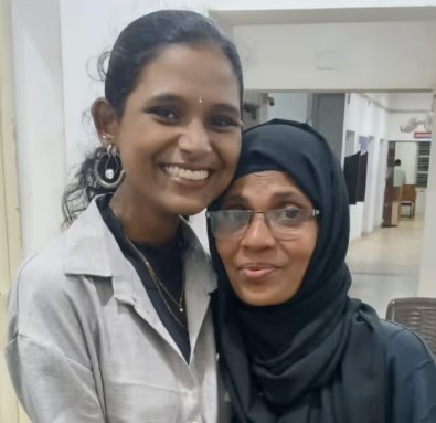 വഴിയരികിൽ കളഞ്ഞുകിട്ടിയ 5 പവൻ സ്വർണം ഉടമയ്ക്ക് തിരികെ നൽകി പ്ലസ് ടു വിദ്യാർത്ഥിനി മാതൃകയായി