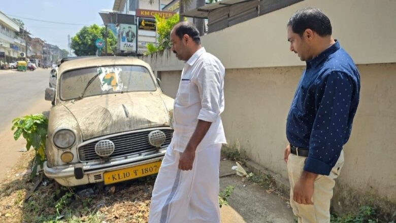 വേങ്ങരയിൽ വഴി തടസപ്പെടുത്തി ‘അനാഥ’ കാർ നടപടി വേണമെന്ന് കെ ഡി എഫ്