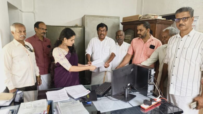 റോഡ് പണിയിലെ ഉദാസീനത: പ്രതിഷേധവുമായി കോൺഗ്രസ് രംഗത്ത്