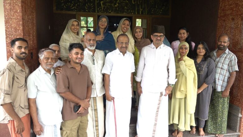 മതസൗഹാർദത്തിന്റെ വിഷുക്കാഴ്ച; അഖിലേഷിന്റെ വീട്ടിൽ വിഷുസദ്യയുണ്ണാൻ കുഞ്ഞാലിക്കുട്ടിയും ബഷീറലി തങ്ങളുമെത്തി