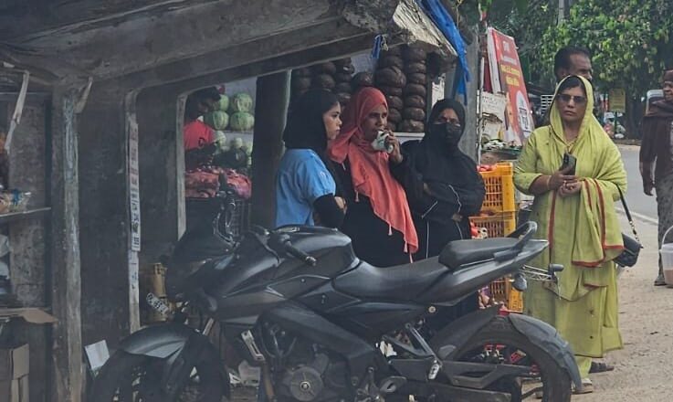 ആനങ്ങാടിയിൽ നടപ്പാതയും ബസ് കാത്തിരിപ്പ് കേന്ദ്രവും കയ്യേറി കച്ചവടം; നടപടിയെടുക്കാതെ അധികൃതർ, പ്രതിഷേധവുമായി കെ.ഡി.എഫ്