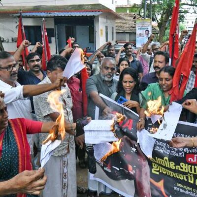 അധ്യാപക നേതാക്കളുടെ സ്ഥലംമാറ്റം: ട്രാന്‍സ്ഫര്‍ ഓര്‍ഡര്‍ കത്തിച്ച് മലപ്പുറം ഡിഡിഇ ഓഫീസിന് മുന്നില്‍ കെഎസ്ടിഎ പ്രതിഷേധ മാര്‍ച്ച് നടത്തി