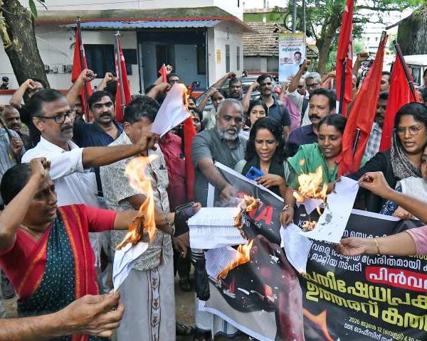 അധ്യാപക നേതാക്കളുടെ സ്ഥലംമാറ്റം: ട്രാന്‍സ്ഫര്‍ ഓര്‍ഡര്‍ കത്തിച്ച് മലപ്പുറം ഡിഡിഇ ഓഫീസിന് മുന്നില്‍ കെഎസ്ടിഎ പ്രതിഷേധ മാര്‍ച്ച് നടത്തി