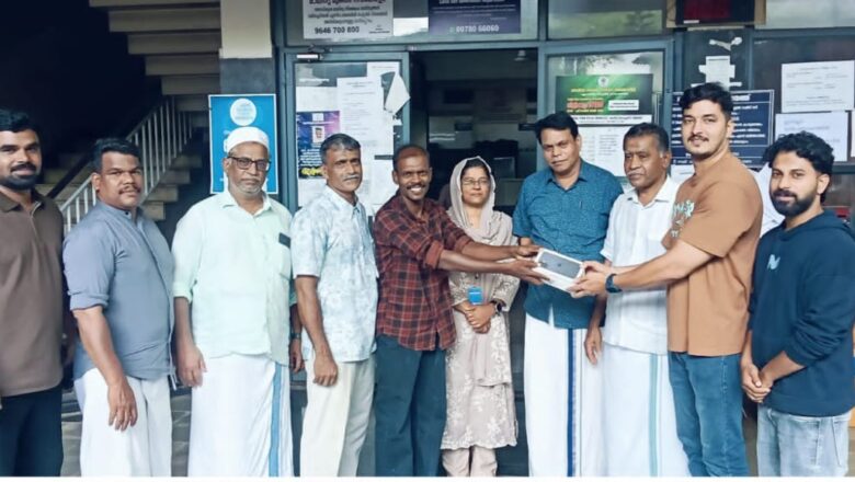 ഓട്ടോ ഡ്രൈവറുടെ സത്യസന്ധത; ലക്ഷങ്ങൾ വിലമതിക്കുന്ന ഐഫോണുകൾ ഉടമയ്ക്ക് തിരികെ നൽകി