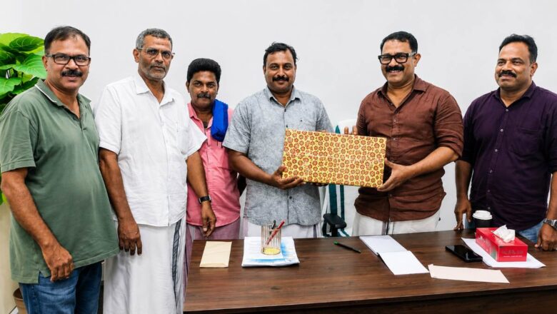 പൗരസമിതി ലോകകപ്പ് പ്രവചന മത്സരം: വിജയിക്ക് മന്ത്രി കെ.എം. ഷാജി സമ്മാനം നൽകി