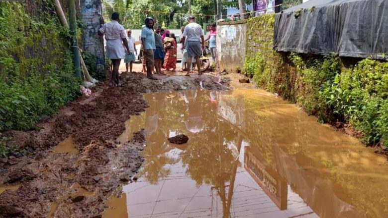 പന്താരങ്ങാടി–പാറപ്പുറം റോഡ് ചെളിക്കുളമായി; നഗരസഭയിൽ പരാതി നൽകി നാട്ടുകാർ