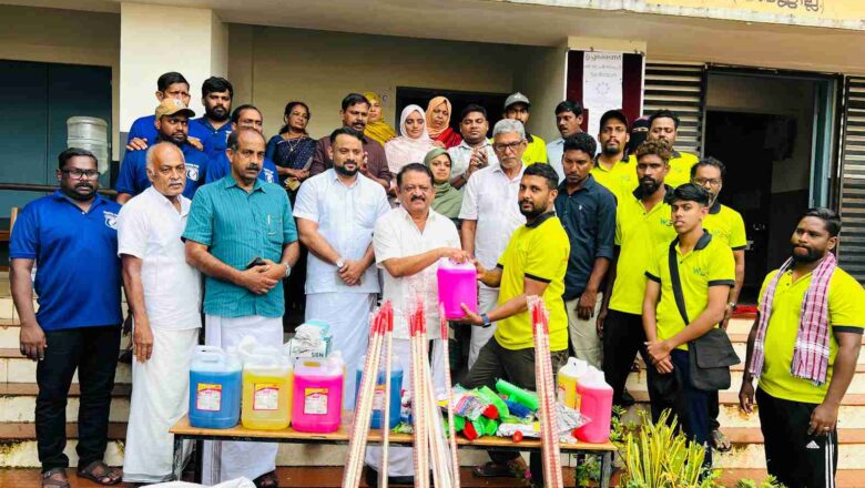 പ്രളയബാധിത വീടുകൾ വൃത്തിയാക്കാൻ  ക്ലീനിങ് സാമഗ്രികളുടെ വിതരണം ചെയ്തു.