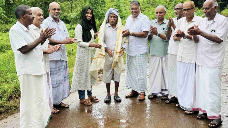 പരിസര ശുചീകരണം മാതൃകയാക്കിയ 67-കാരന് ആദരം.