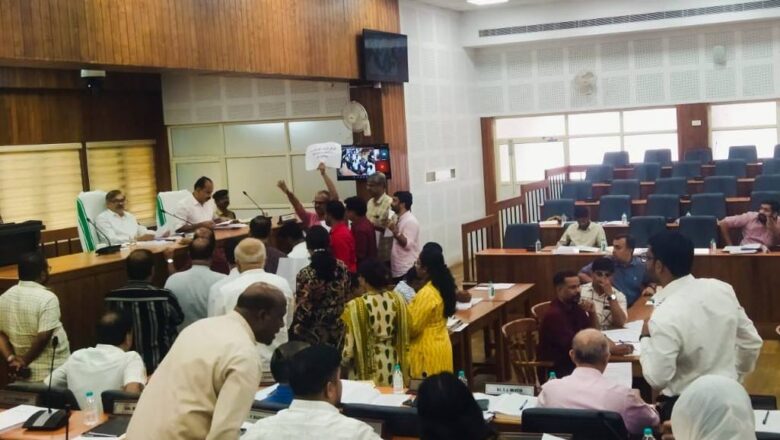 കാലിക്കറ്റ് സർവകലാശാല സെനറ്റിൽ വാക്കേറ്റവും ബഹളവും; സഭ സ്തംഭിപ്പിച്ച് ഇടതുപക്ഷം, യോഗം പിരിച്ചുവിട്ട് വി.സി