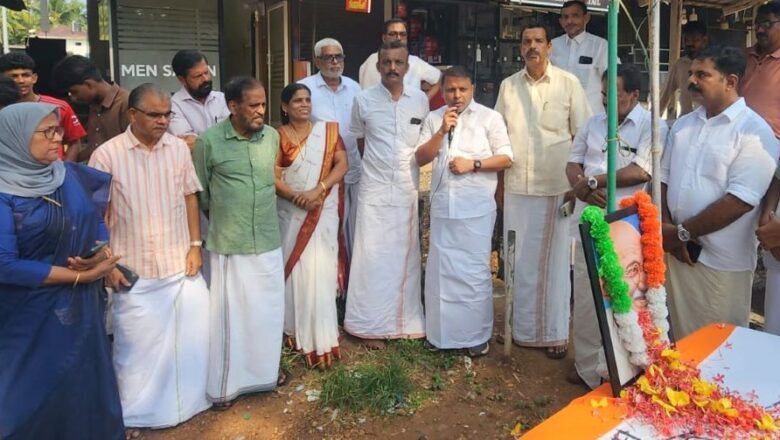 കൊളപ്പുറത്ത് ഗാന്ധി സ്മൃതി സംഗമവും പുഷ്പാർച്ചനയും സംഘടിപ്പിച്ചു